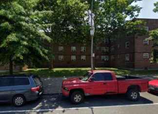 Gunman in NYC shoots two, barricades in apartment. gunman-in-nyc-shoots-two-barricades-in-apartment