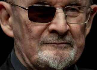 Video of Man Stabbing Salman Rushdie Shocks Jurors video-of-man-stabbing-salman-rushdie-shocks-jurors