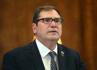 U.S. Attorney Urges Telecoms to Monitor Texts for Predators us-attorney-urges-telecoms-to-monitor-texts-for-predators