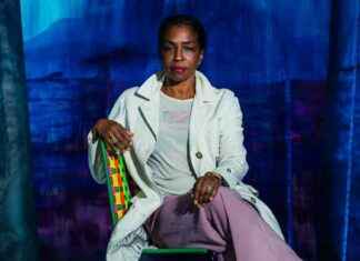 Lorna Simpson: Breaking Boundaries in Art lorna-simpson-breaking-boundaries-in-art