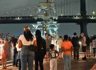 Mexican Navy Sailing Ship Crashes into Brooklyn Bridge: Photos of Aftermath mexican-navy-sailing-ship-crashes-into-brooklyn-bridge-photos-of-aftermath