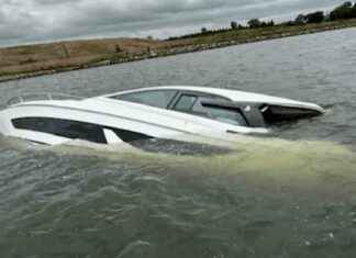 Rescue of 3 Boaters from Sinking Yacht in East River rescue-of-3-boaters-from-sinking-yacht-in-east-river